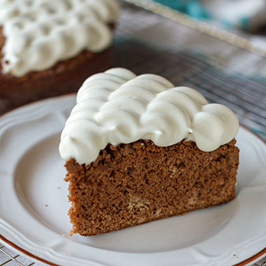 Κέικ Φουντουκιού με Frosting Μελιού Συνταγή με Nestlé Dessert