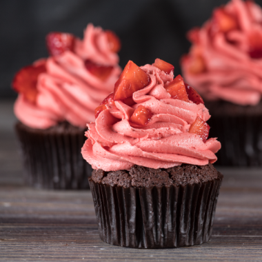 Cupcakes Σοκολάτα - Φράουλα του Άκη Πετρετζίκη με Nestlé Dessert