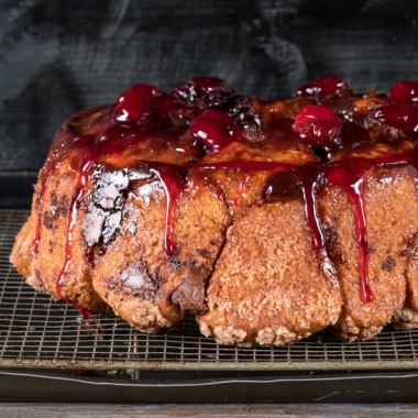 Monkey bread με σοκολάτα & κεράσι του Άκη Πετρετζίκη με Nestlé Dessert