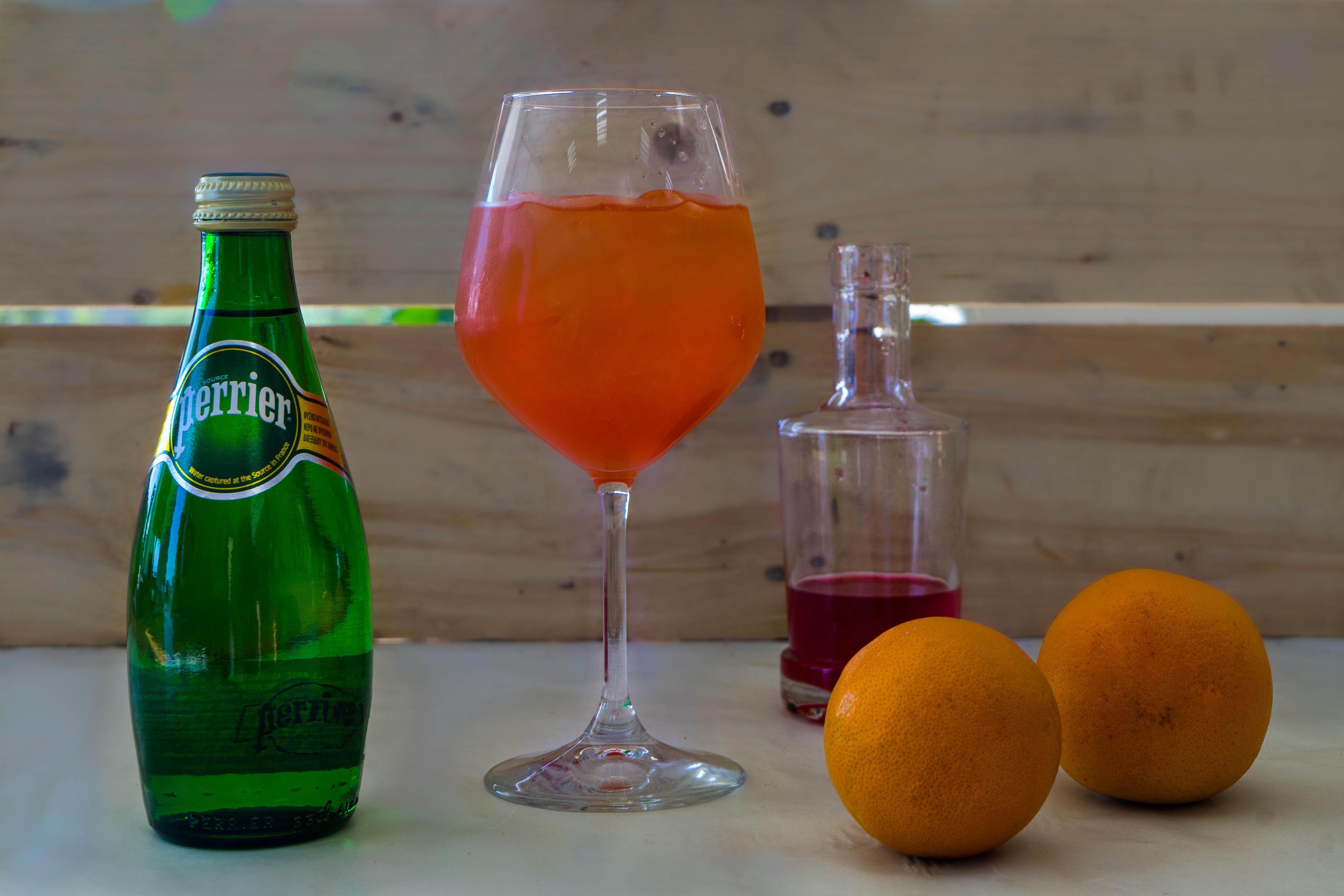 Perrier cocktail Spritz: χυμός πορτοκάλι, σιρόπι σαγκουίνι & tonic