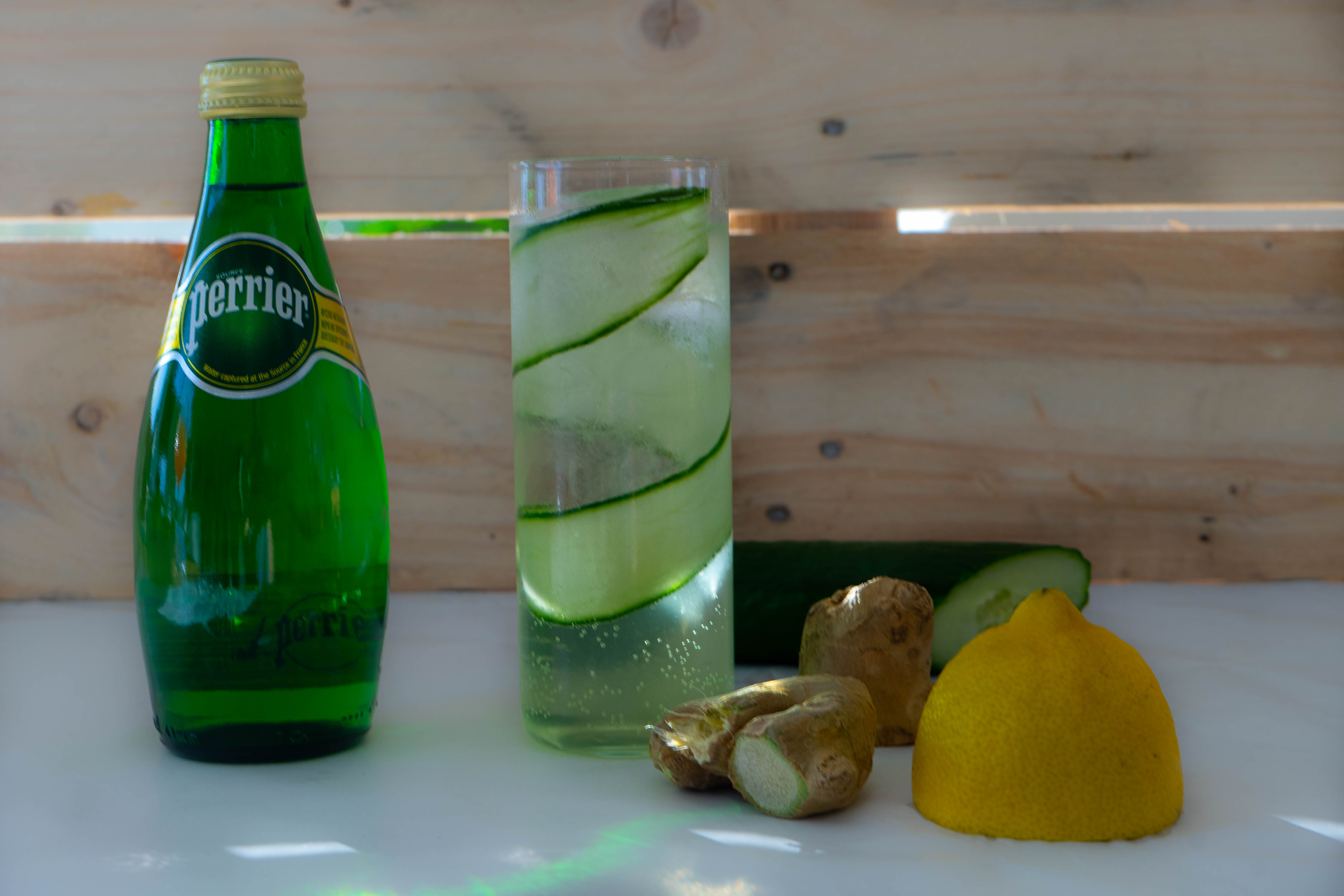 Perrier cocktail cucumber mule με αγγούρι, ginger, χυμό λεμόνι & πάγο