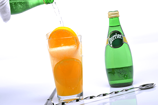 Perrier cocktail C Vitamine: χυμός πορτοκάλι & χυμός λεμόνι σε πάγο