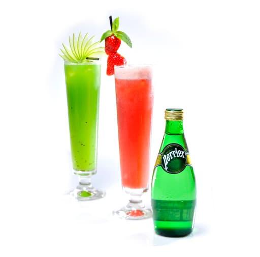 Perrier cocktail Smoothie: πουρές φράουλας & σιρόπι βανίλιας σε πάγο