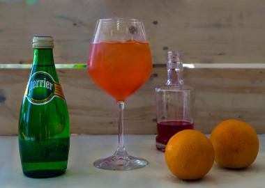 Perrier cocktail Spritz: χυμός πορτοκάλι, σιρόπι σαγκουίνι & tonic