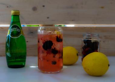 Perrier cocktail fancy lemonade: συνδυασμός λεμονάδας με μούρα