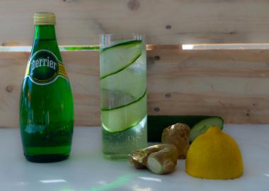 Perrier cocktail cucumber mule με αγγούρι, ginger, χυμό λεμόνι & πάγο