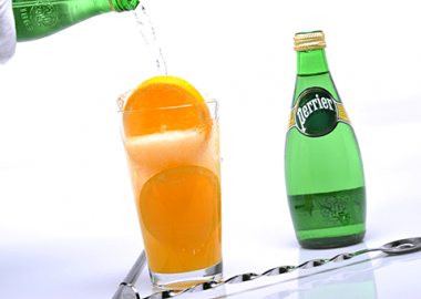 Perrier cocktail C Vitamine: χυμός πορτοκάλι & χυμός λεμόνι σε πάγο