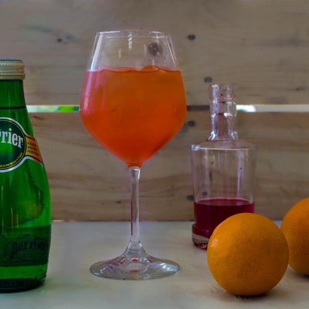 Perrier cocktail Spritz: χυμός πορτοκάλι, σιρόπι σαγκουίνι & tonic