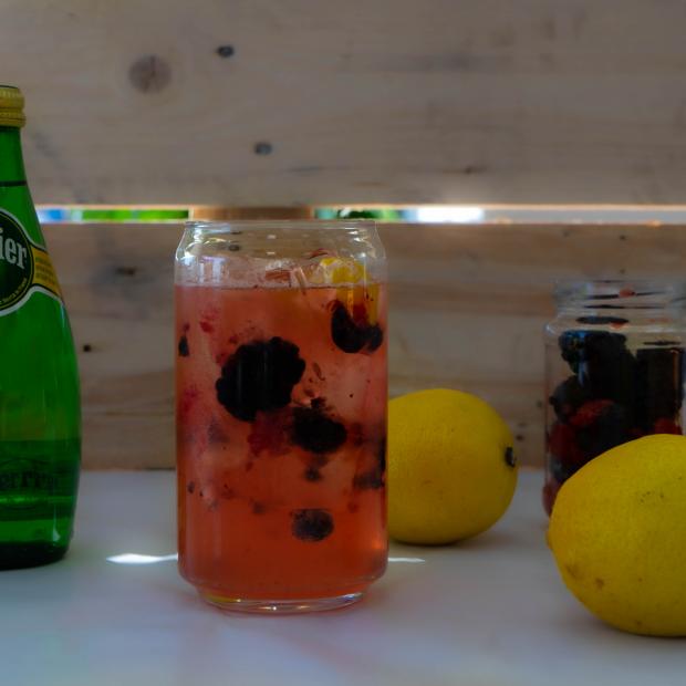 Perrier cocktail fancy lemonade: συνδυασμός λεμονάδας με μούρα