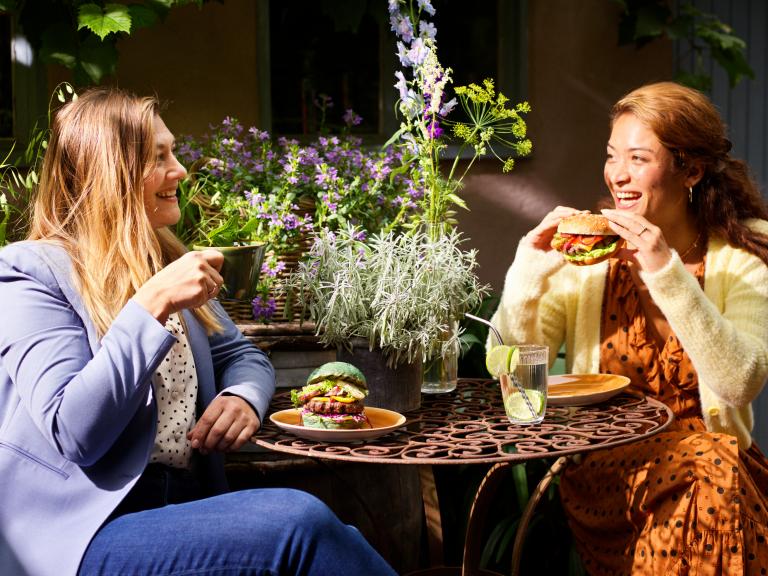 two_girls_eating